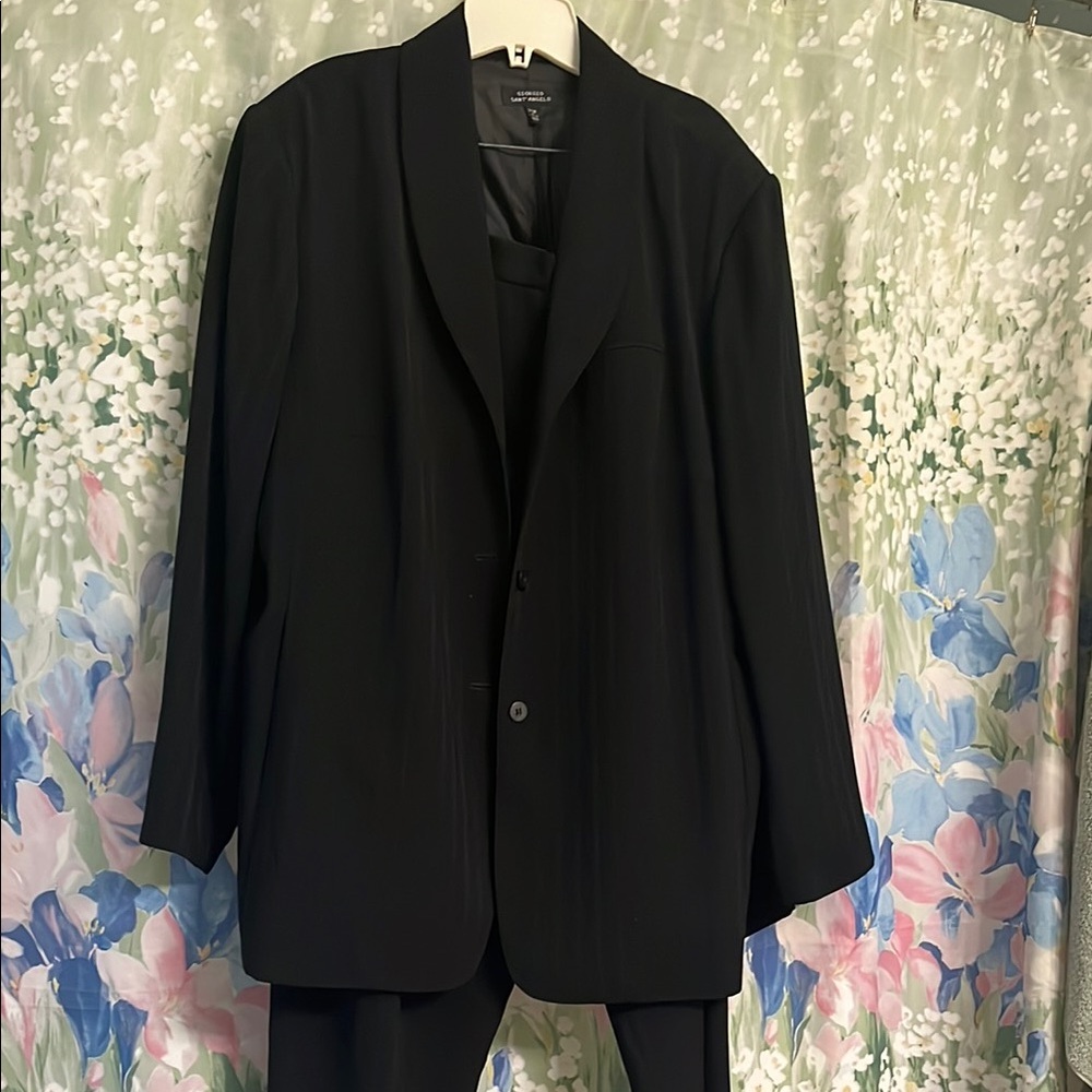 Black pant suit size 20W fully lined in new condition.